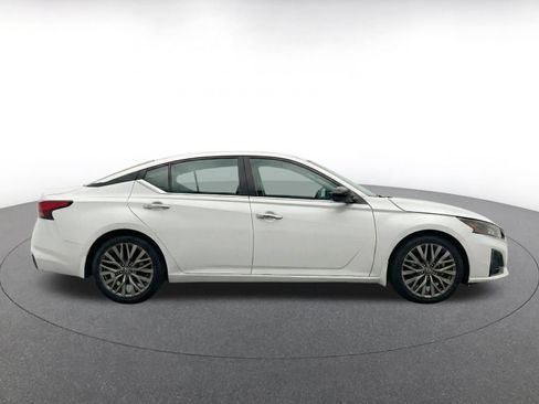 Used 2025 Nissan Altima 2.5 SV FWD image 14