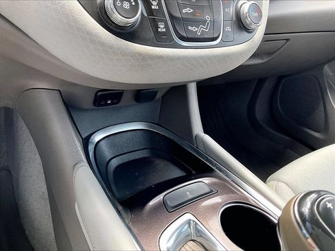 Used 2018 Chevrolet Malibu LT FWD image 32