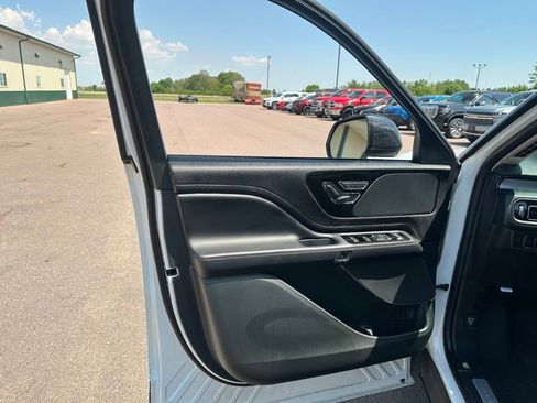 Used 2023 Lincoln Aviator AWD w/ Premium Package image 11
