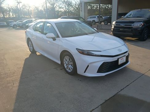 Used 2025 Toyota Camry LE image 6