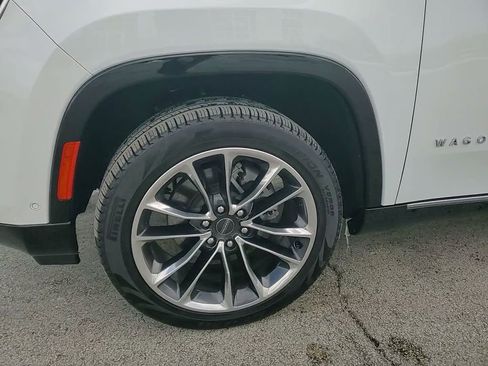 Certified 2024 Jeep Wagoneer Series III w/ Premium Group I AWD/4WD image 19