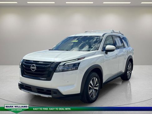 Used 2023 Nissan Pathfinder SL w/ Black Appearance Package AWD/4WD image 7