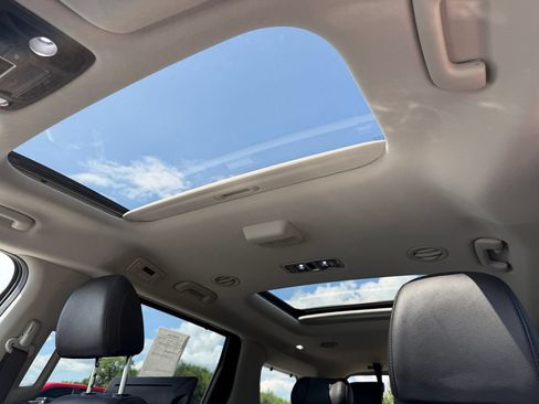 Used 2025 Kia Carnival SX Prestige FWD image 5