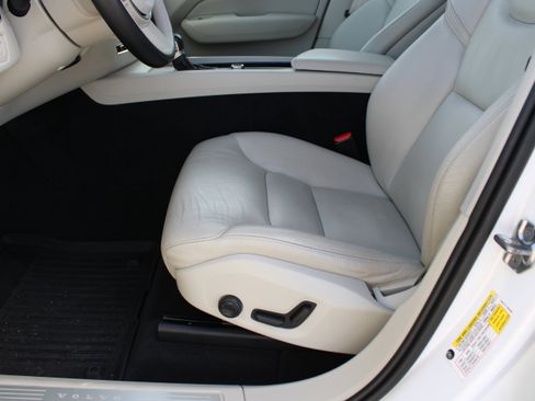 Used 2018 Volvo XC60 T6 Momentum w/ Protection Package Premier image 16