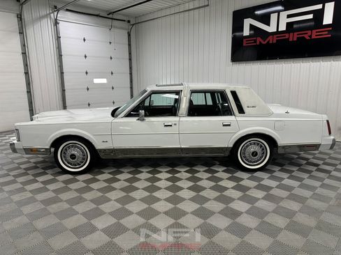Used 1988 Lincoln Town Car Signature image 2