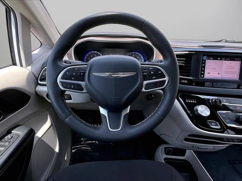 Certified 2023 Chrysler Voyager LX FWD image 11