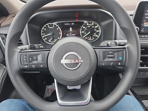 Used 2023 Nissan Rogue SV image 15