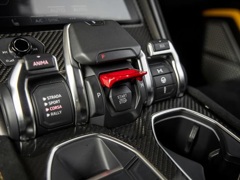 Used 2024 Lamborghini Urus Performante AWD/4WD image 38