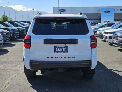 Used 2025 Toyota 4Runner SR5 AWD/4WD image 7