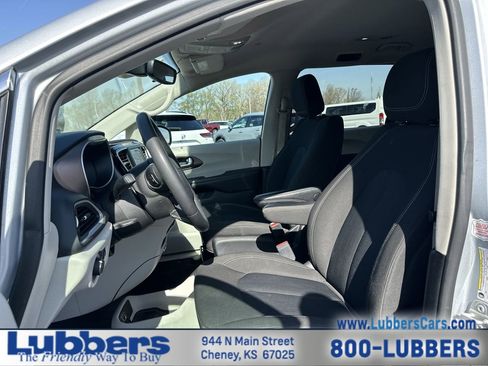 Used 2023 Chrysler Voyager LX image 11
