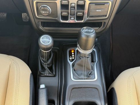 Used 2018 Jeep Wrangler Unlimited Sahara AWD/4WD image 26