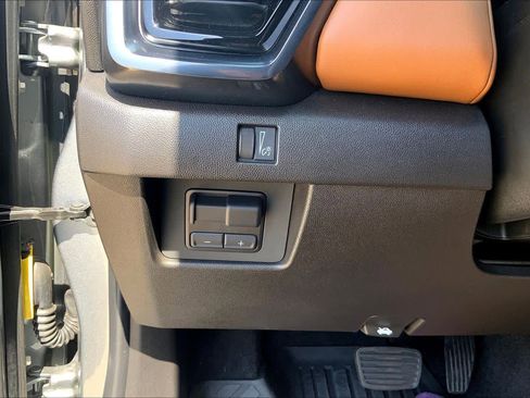 Used 2025 GMC Canyon AT4 w/ Technology Plus Package AWD/4WD image 31