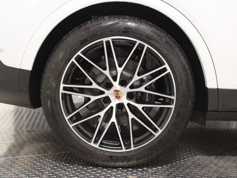 Certified 2025 Porsche Cayenne AWD/4WD image 13