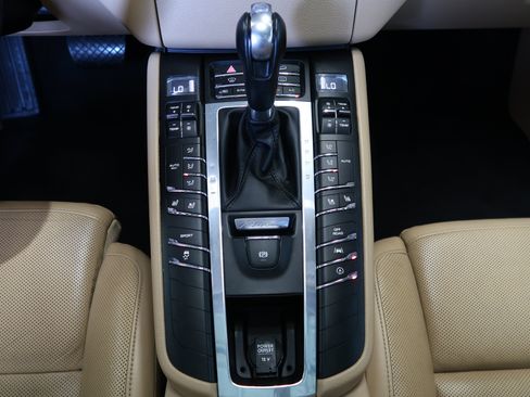 Used 2018 Porsche Macan AWD/4WD image 19