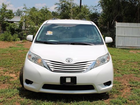 Used 2015 Toyota Sienna LE FWD image 2