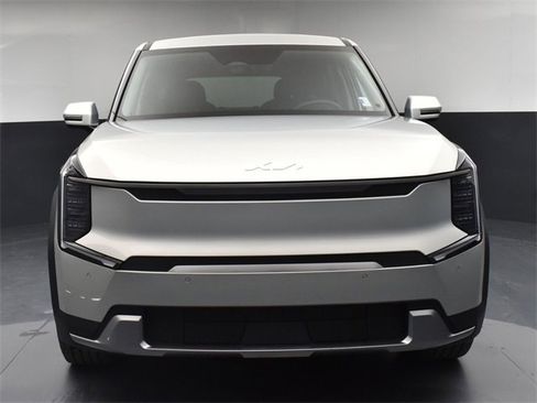 Certified 2026 Kia EV9 Light image 3