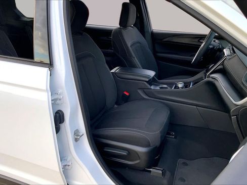Used 2025 Jeep Grand Cherokee L Laredo RWD image 9