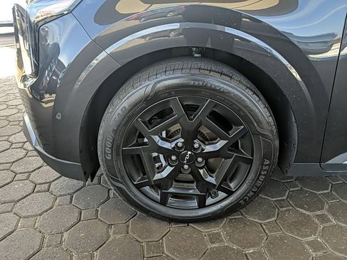 Used 2025 Kia Carnival SX Prestige image 9