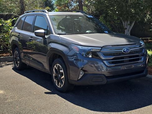 Used 2025 Subaru Forester Premium AWD/4WD image 2