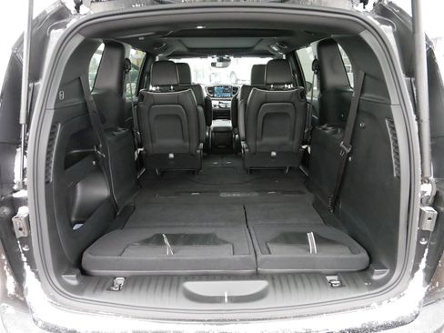 Used 2024 Chrysler Pacifica Limited w/ S Appearance Package image 18