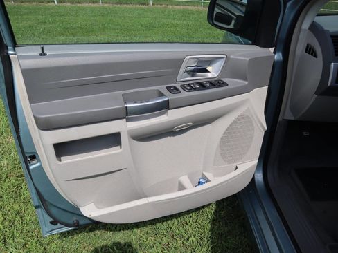 Used 2008 Chrysler Town & Country Touring image 30