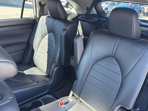 Used 2023 Toyota Highlander XLE FWD image 32