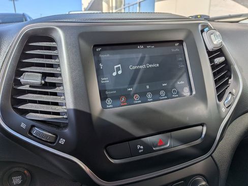 Used 2019 Jeep Cherokee Latitude Plus w/ Comfort/Convenience Group AWD/4WD image 11