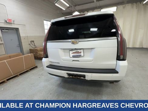 Used 2016 Cadillac Escalade ESV Luxury image 10