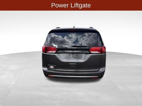 Used 2017 Chrysler Pacifica Touring-L FWD image 6
