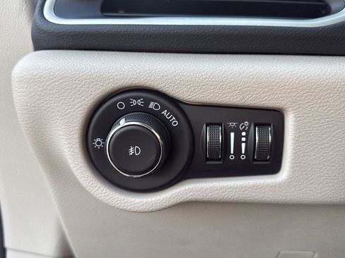 Used 2023 Chrysler Pacifica Touring-L image 10