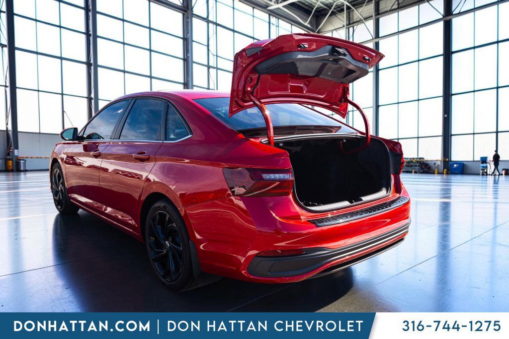 Used 2025 Volkswagen Jetta SE FWD image 33