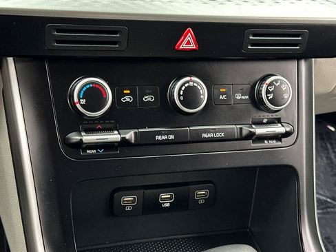 Used 2024 Kia Carnival LX FWD image 22