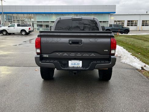 Used 2018 Toyota Tacoma TRD Sport image 4