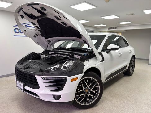 Used 2018 Porsche Macan AWD/4WD image 33