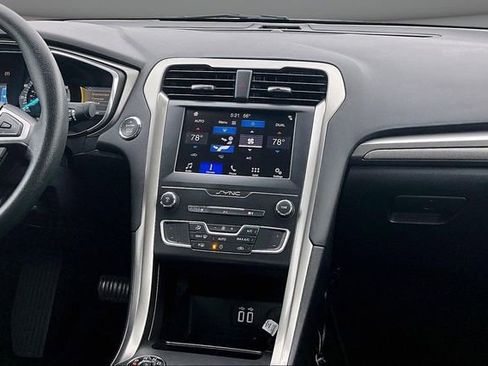 Used 2019 Ford Fusion SE image 9