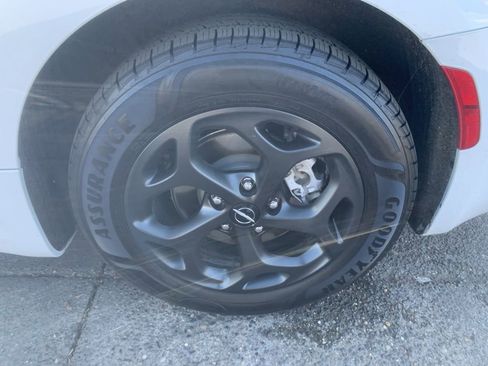 Used 2022 Chrysler Pacifica Limited w/ Uconnect Theater Family Group image 9