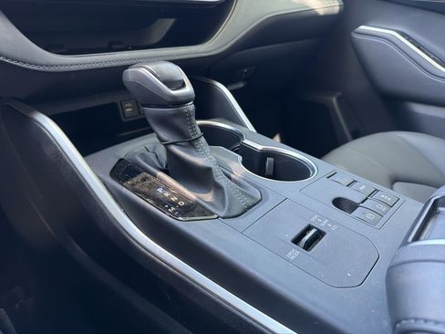 Used 2025 Toyota Highlander XLE FWD image 11