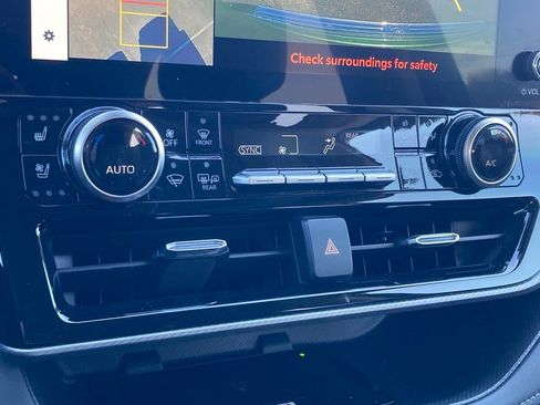 Used 2024 Toyota Highlander Platinum image 24