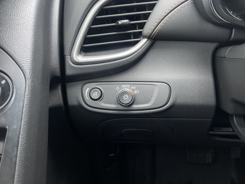 Used 2022 Chevrolet Trax LT w/ LT Convenience Package image 18