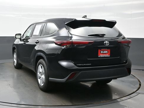 Used 2024 Toyota Highlander LE FWD image 4