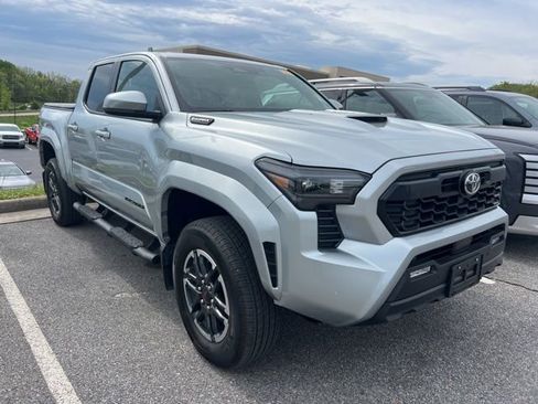 Used 2025 Toyota Tacoma TRD Sport w/ TRD Sport Upgrade Package image 5