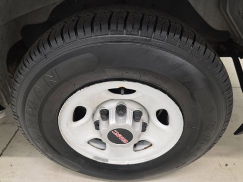 Used 2020 GMC Savana 3500 w/ Driver Convenience Package RWD image 4