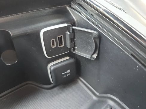 Used 2025 Chrysler Pacifica Limited FWD image 37