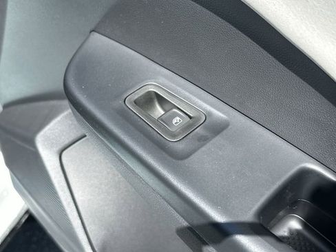 New 2026 Volkswagen Taos SE image 32