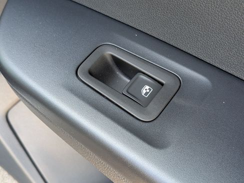 Used 2025 Volkswagen Taos SE image 34