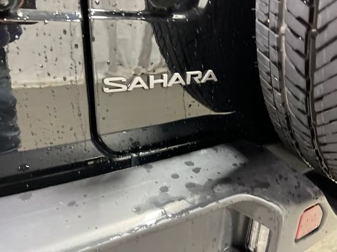 Used 2025 Jeep Wrangler Unlimited Sahara AWD/4WD image 15