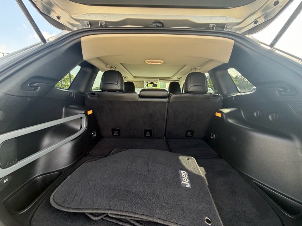 Used 2016 Jeep Cherokee Limited AWD/4WD image 5