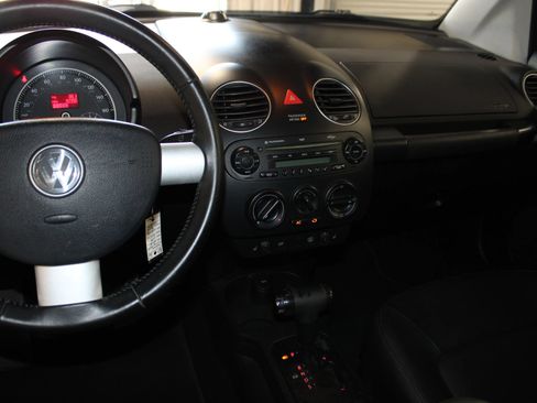 Used 2010 Volkswagen Beetle Convertible FWD image 13