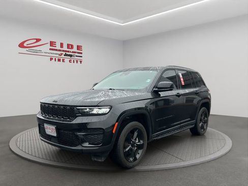 Used 2023 Jeep Grand Cherokee Altitude image 1