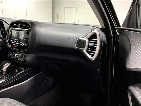 Used 2025 Kia Soul LX w/ LX Technology Package FWD image 19